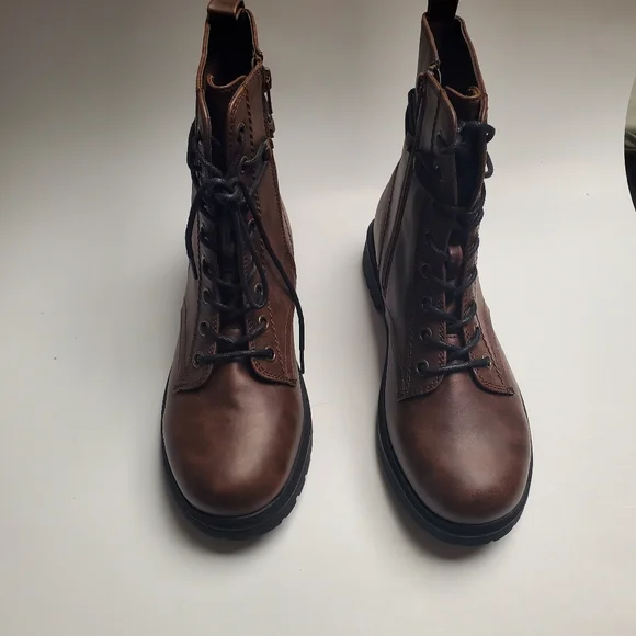 Boot - Picture 2 of 6